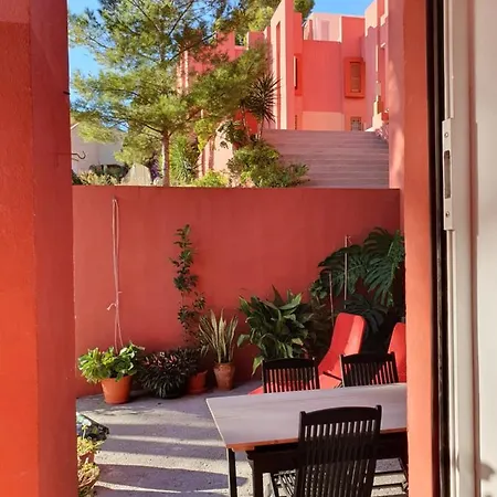 Апартаменти La Muralla Roja *