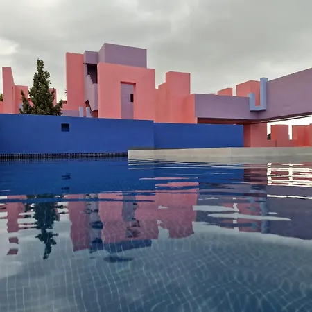 アパート La Muralla Roja カルプ